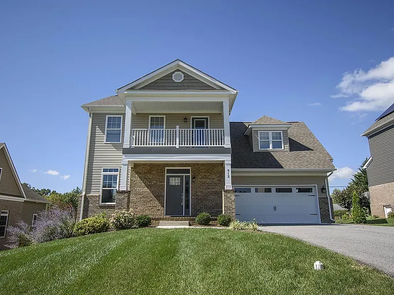 912 Kentwood Dr — Photo 1