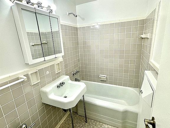 4th image of 10 Plaza St E APT 9D
