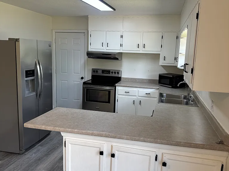 110 S Stovall St — Photo 2