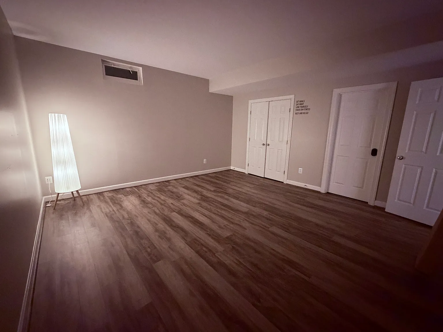 6 bed, 4384 sqft, $2,600 — Photo 4