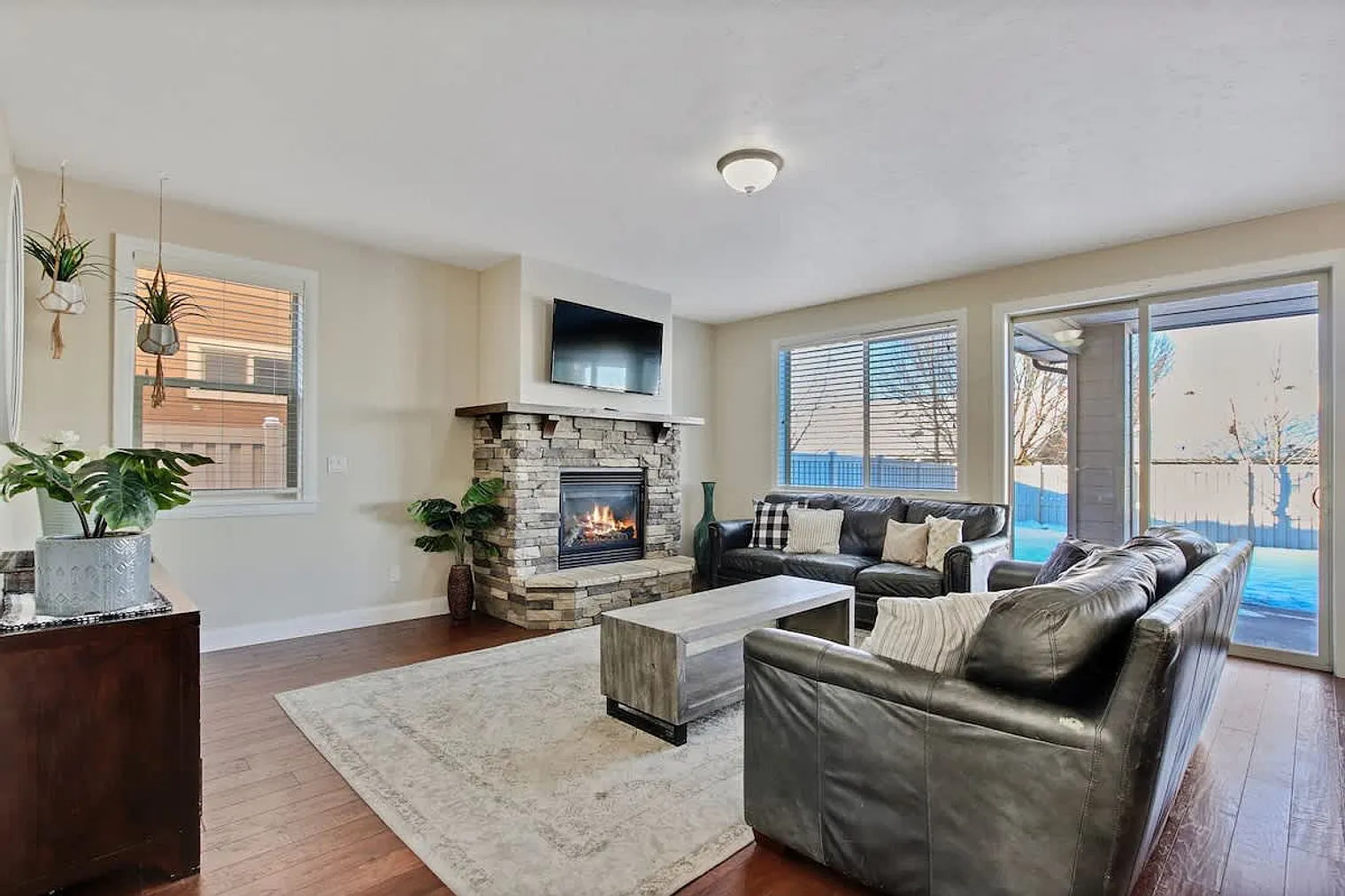 5 bed, 3.0 bath, 925 sqft, $8,905 — Photo 2