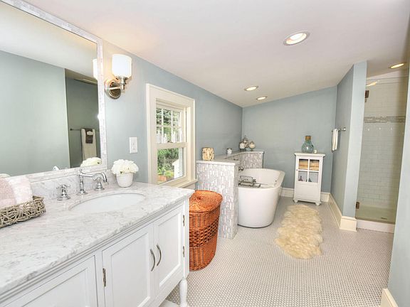 3rd image of 5108 N Idlewild Ave
