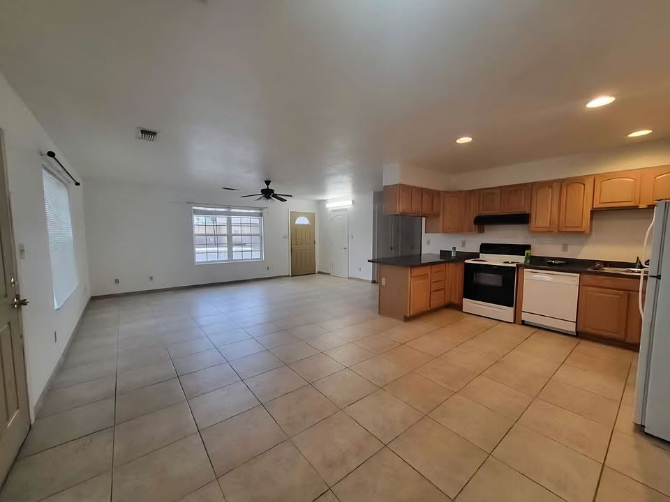 2nd image of 423 Lake Dr
