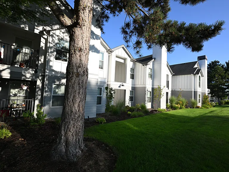 Emerald Place Apartments — Photo 29