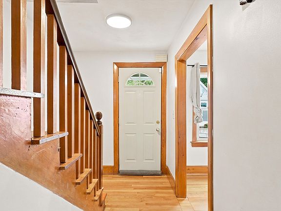 5th image of 32 Villa Ave