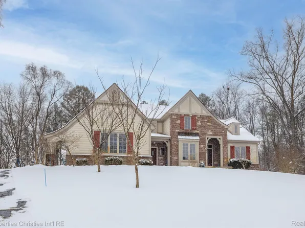 1101 Pine Ridge Rd, Milford, MI 48380