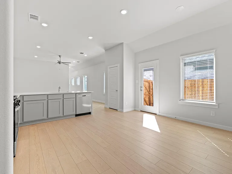 106 Travine Dr — Photo 6