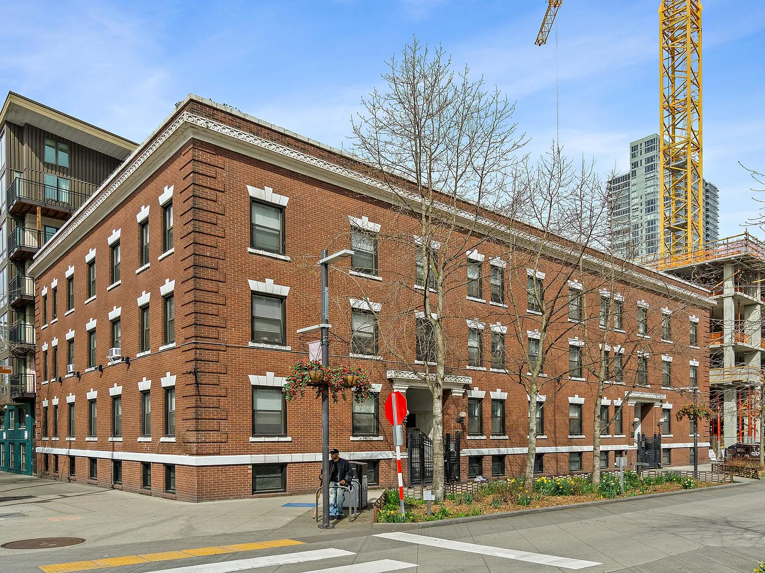 Adams Apartments — Photo 4