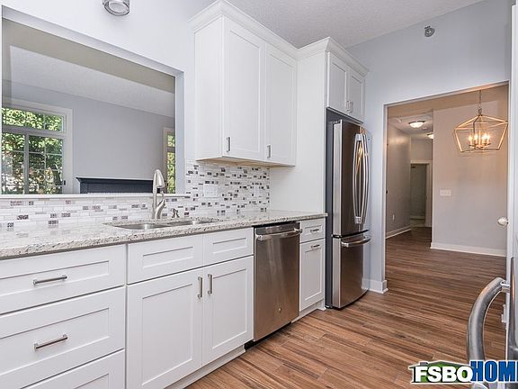 4th image of 2501 Claremont Dr