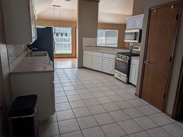 2813 Victoria Dr — Photo 21