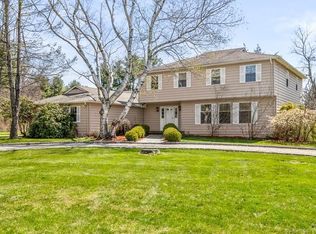 14 Forest Glen Dr, Woodbridge, CT 06525