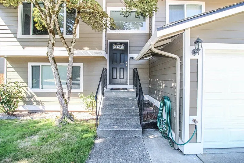4 bed, 2.0 bath, 1890 sqft, $3,700 — Photo 3