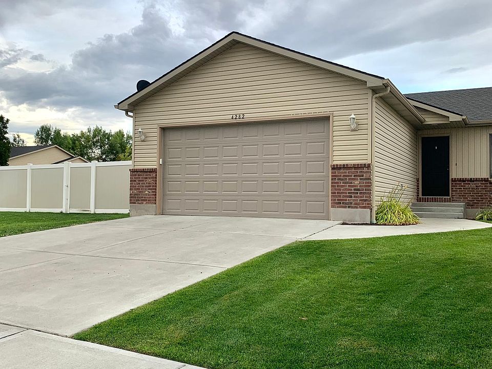 Townhome with fully fenced yard with sprinkler system