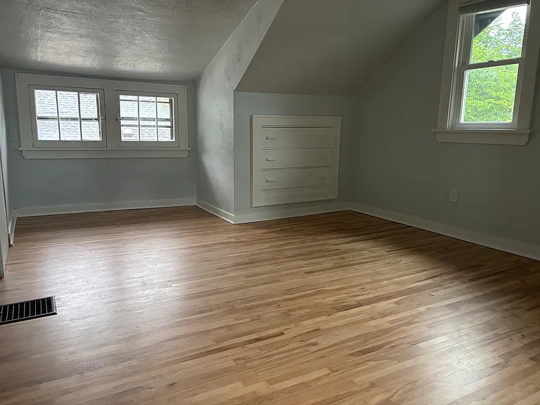 775 Lexington Pkwy S — Photo 9