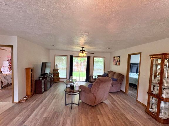 4th image of 112 Townhouse Dr