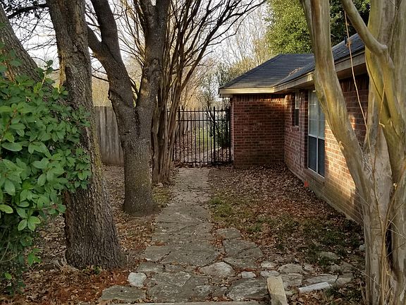 Picturesque side yard