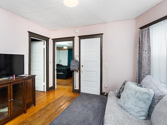 3rd image of 410 N 11th Ave E