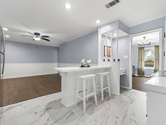 5th image of 701 Emerald Gardens Dr
