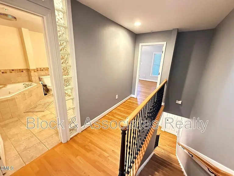 210 E Davie St — Photo 25
