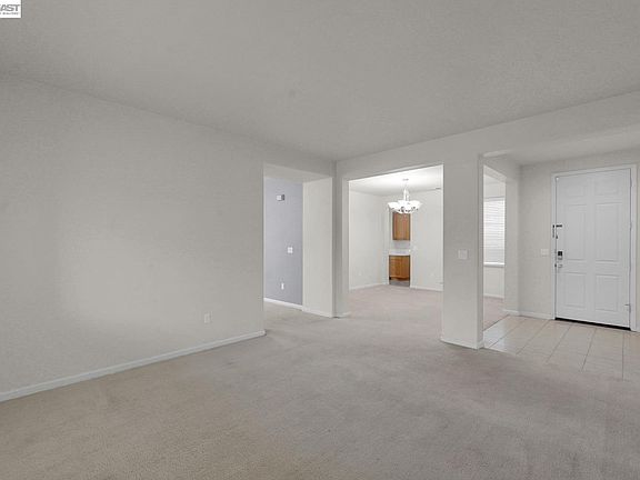 5th image of 253 Lilac Ln