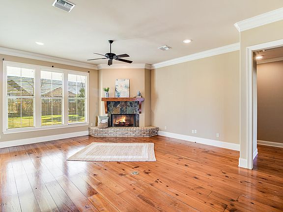 3rd image of 102 Field Crest Pkwy