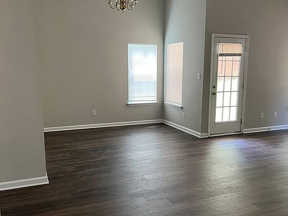 4th image of 1010 Salford Pl