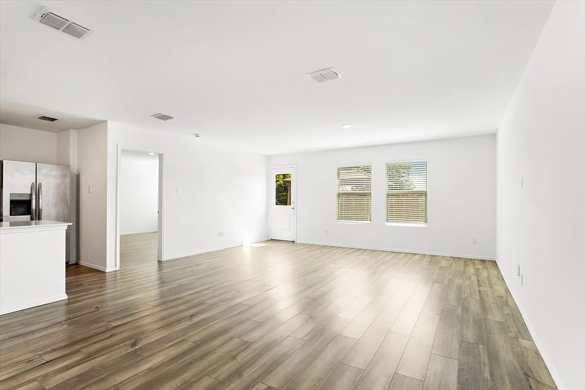 4 bed, 1925 sqft, $1,999 — Photo 3