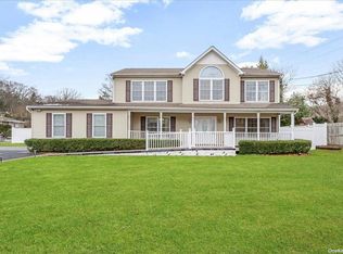 35 Trescott St, Dix Hills, NY 11746
