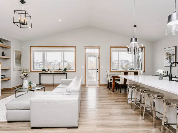 9735 223rd St NW, Edmonton, AB T5T 7B6