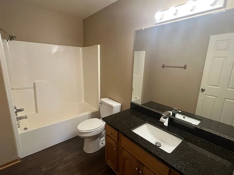 612 E 8th St #1 — Photo 8