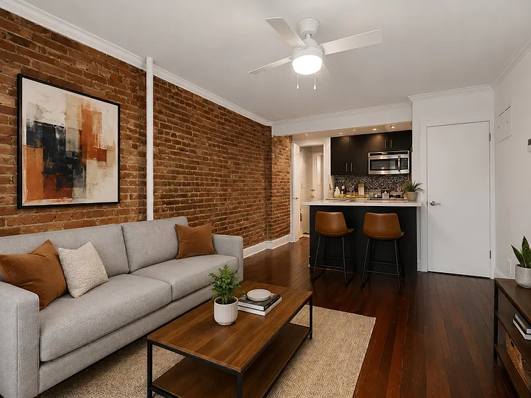 118 E 4th St #9 — Photo 2