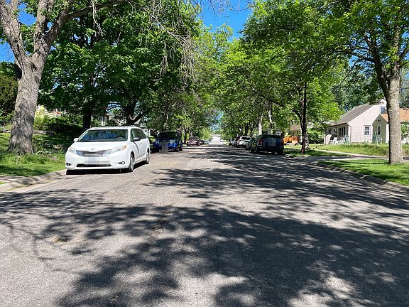 5th image of 1675 Hyacinth Ave E