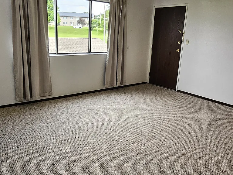1240 Meadow Ln — Photo 3