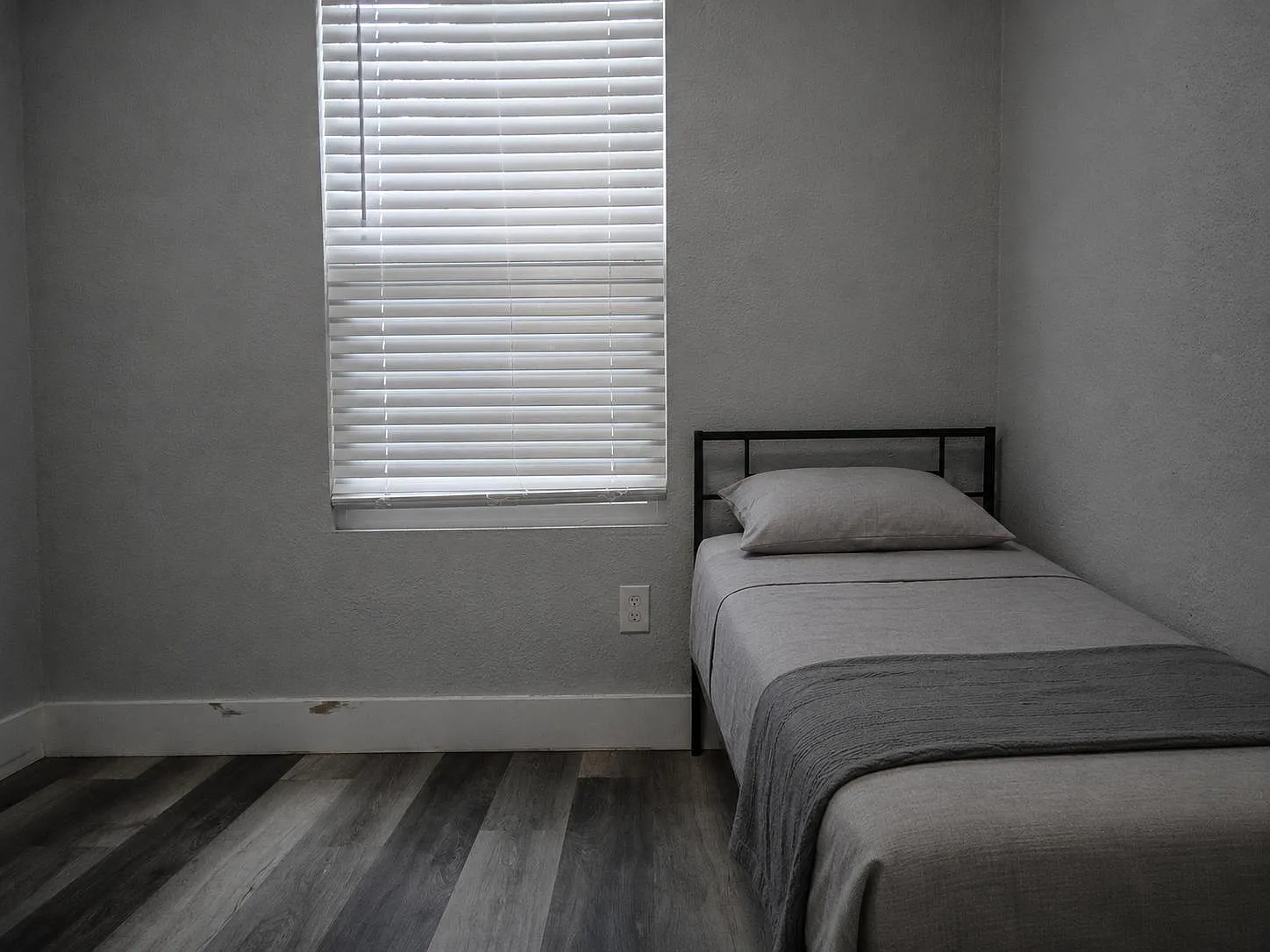 4 bed, 1.0 bath, 1580 sqft, $888 — Photo 1
