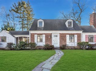 54 Roundhill Rd, Roslyn Heights, NY 11577