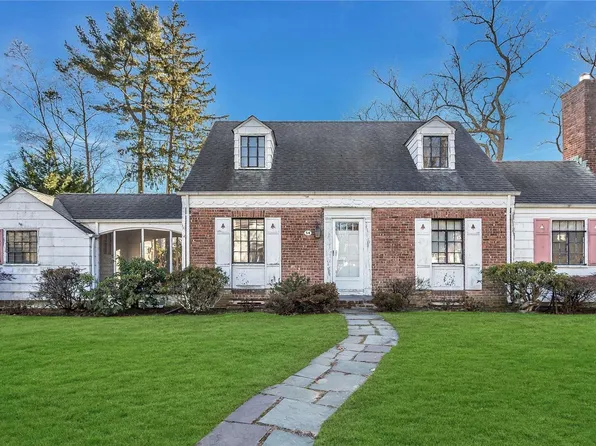 54 Round Hill Road, Roslyn Heights, NY 11577