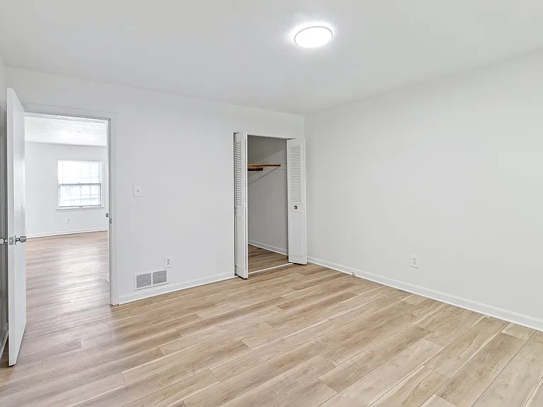 Foreman Apartments — Photo 41