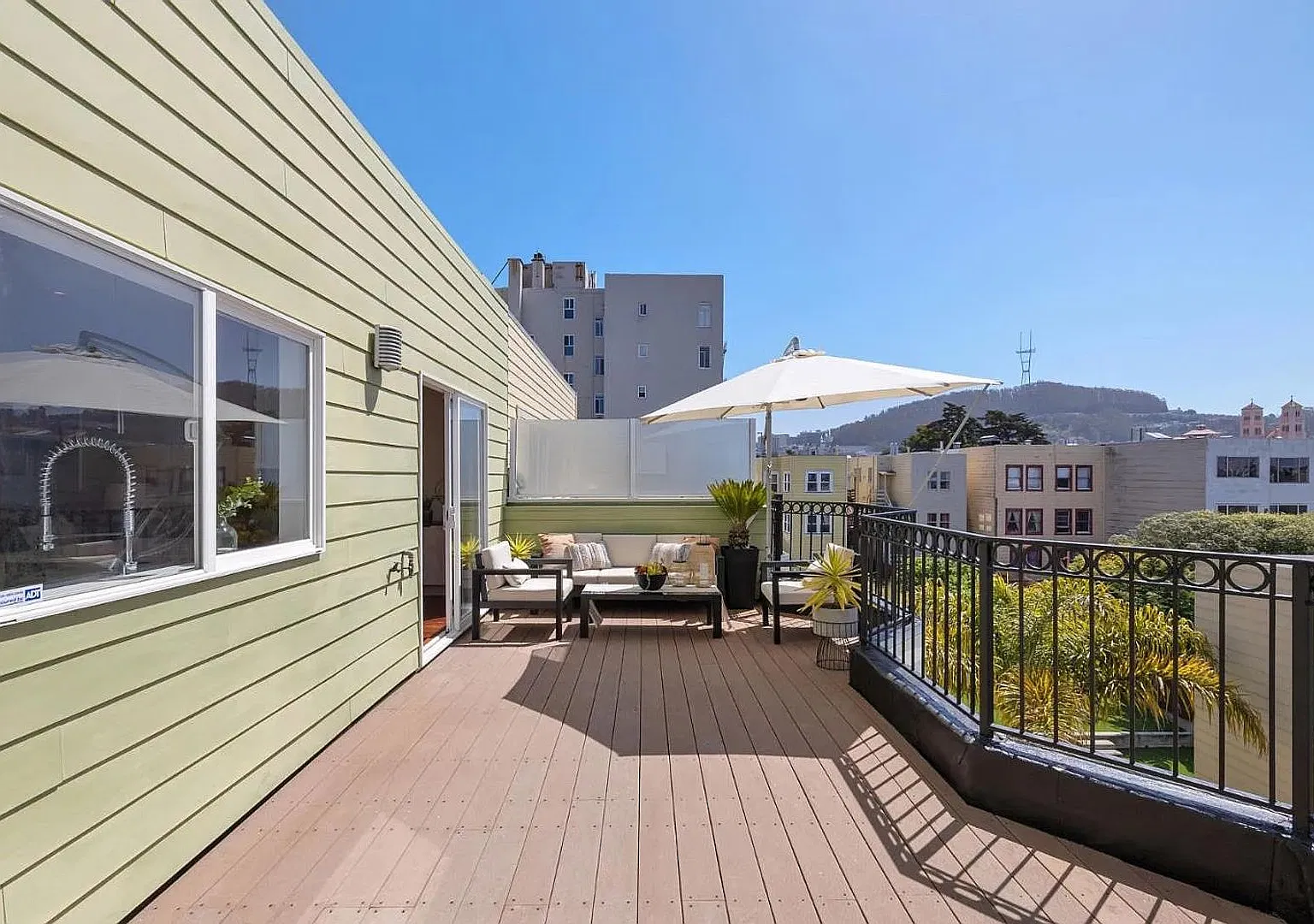 Penthouse For Rent — Photo 2