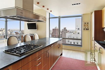 4th image of 450 E 83rd St APT 19B