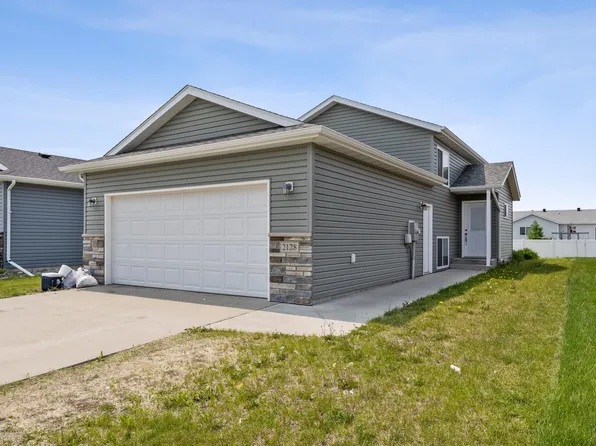 2128 Admiral Dr W, West Fargo, ND 58078