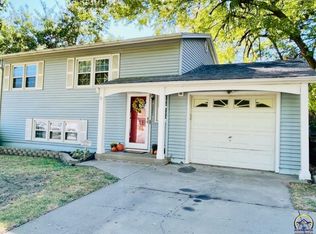 3221 SW 30th St, Topeka, KS 66614