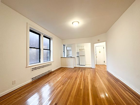 4th image of 2598 36th St APT 2K