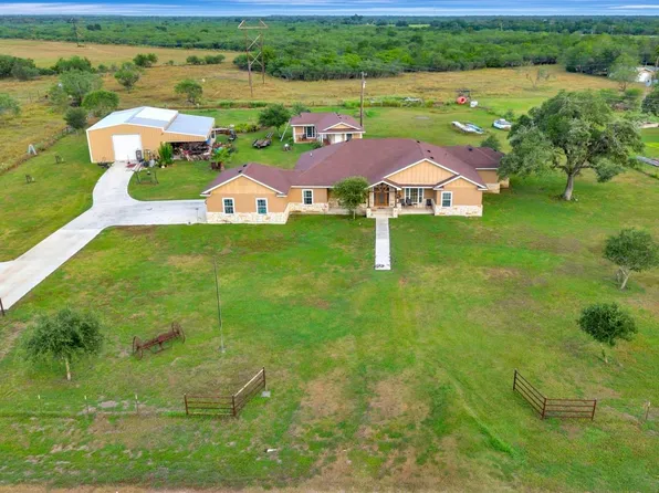 1207 Friar Rd, Cuero, TX 77954