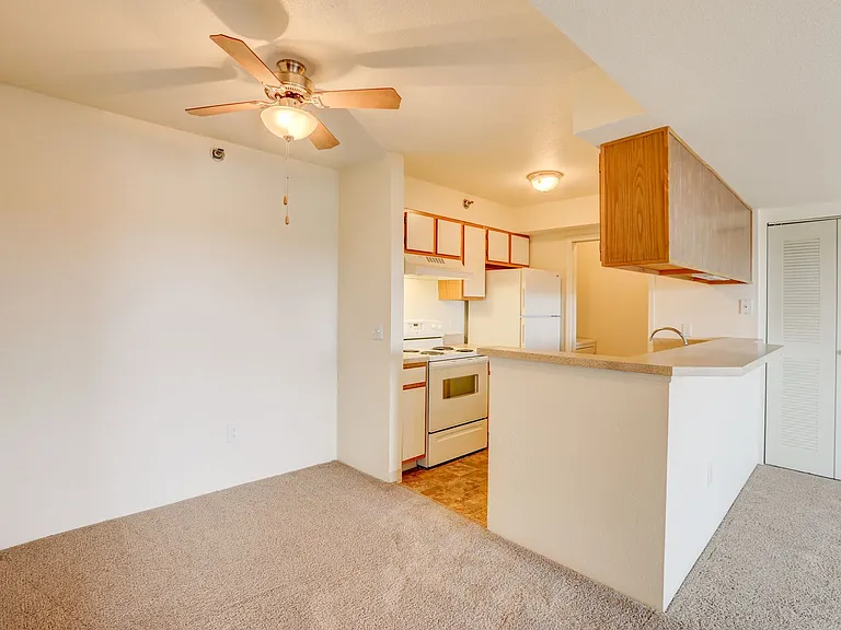 Americana Lakewood Apartments — Photo 44