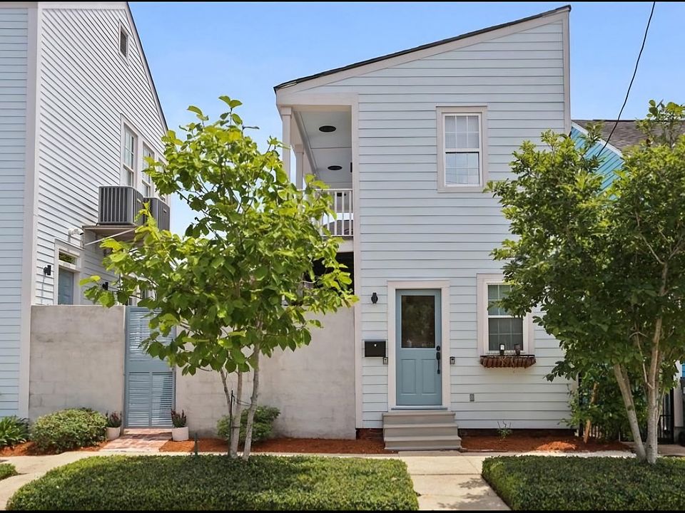Exterior: Private entrance, balcony, on street parking