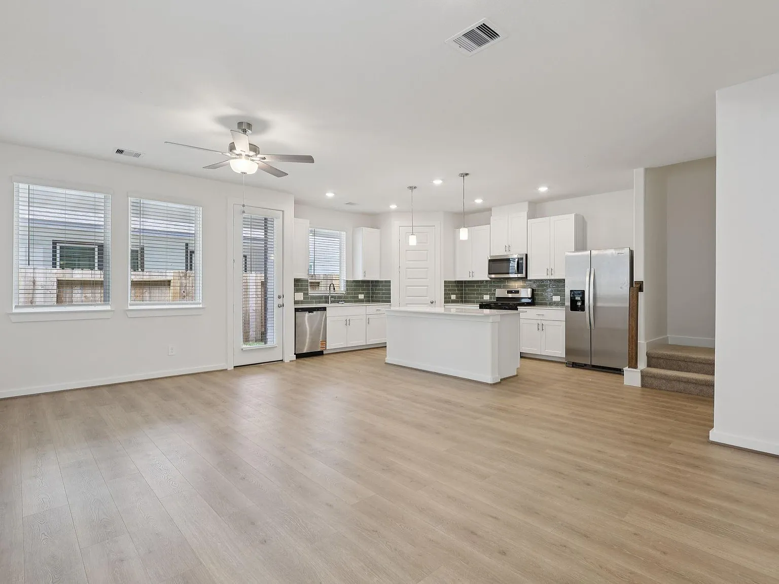 3 bed, 2.0 bath, 1426 sqft, $2,000 — Photo 4