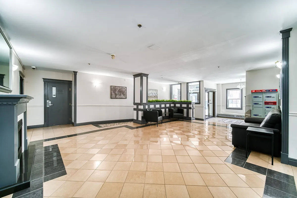 Building Photo - 1338 Hollis St #305