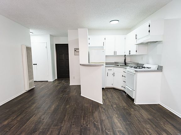 5th image of 226 S Serrano Ave #200