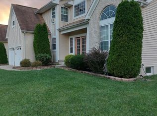 102 Christmas Tree Ct, Sicklerville, NJ 08081