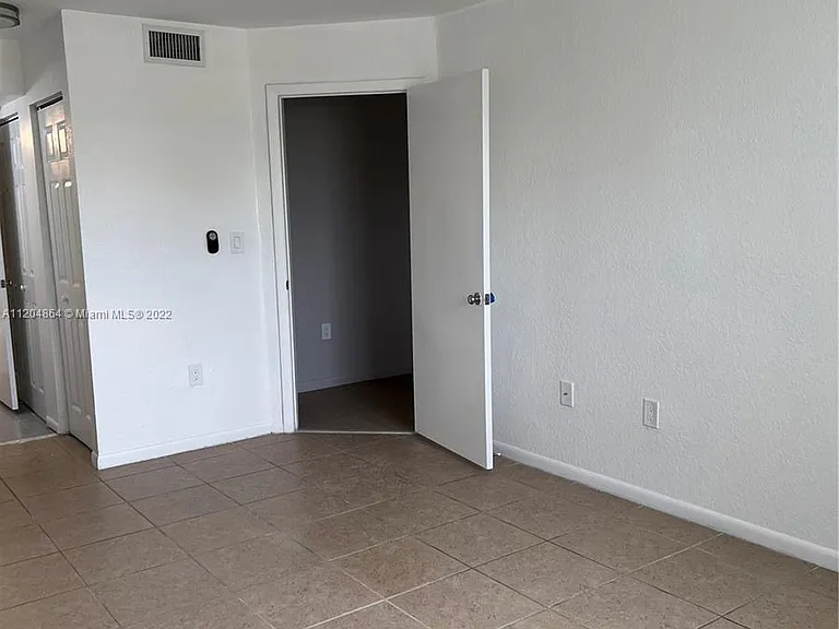 N Oakland Forest Dr — Photo 12